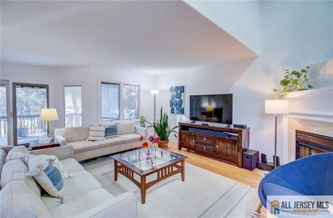 Building Photo - 388 Sayre Dr