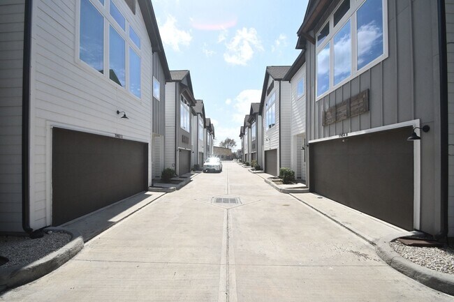 Building Photo - 5904 Gardendale Dr