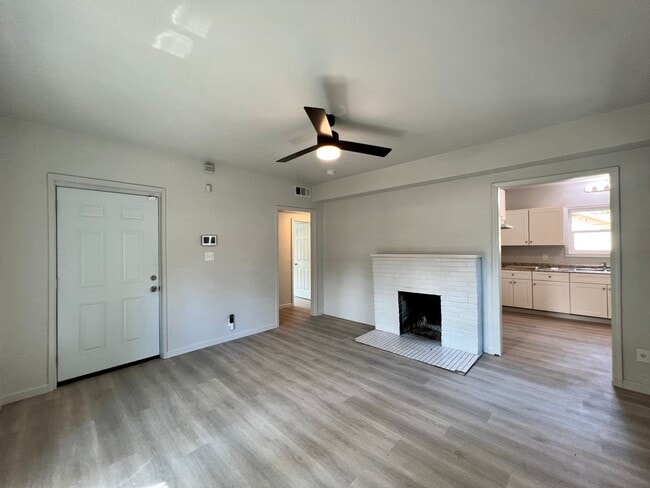 Building Photo - Charming 2 Bedroom, 1 Bathroom Home - Refreshed Interior