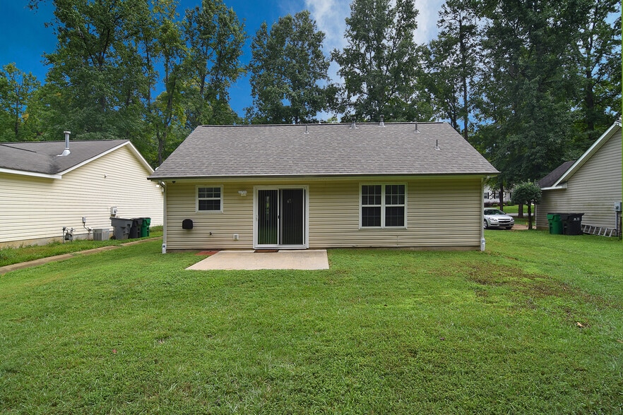 Back Yard & Patio - 6825 Sullins Rd