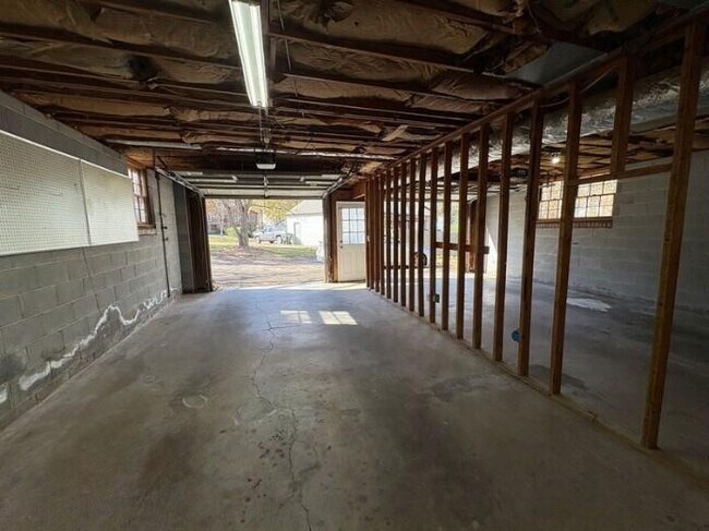 Building Photo - 2490 Trent Dr NE