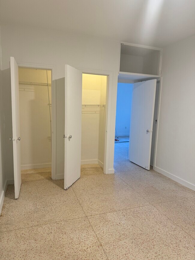 Building Photo - 2170 Bay Dr