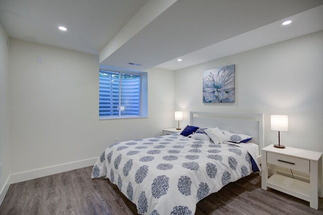 Building Photo - Single Apartment (brand new)