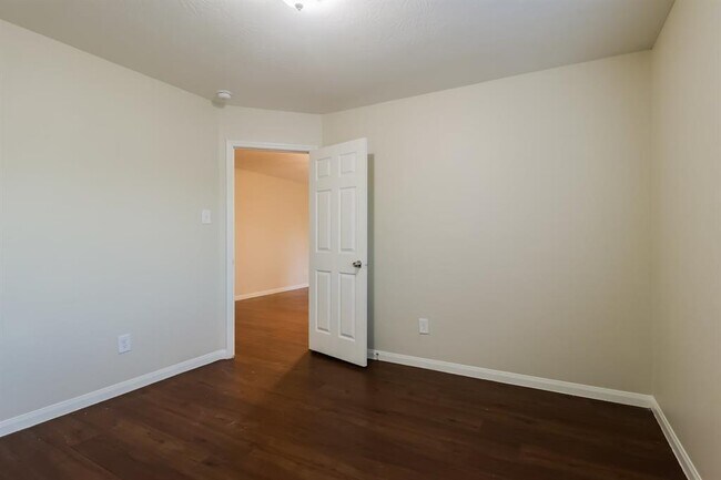 Building Photo - 6350 Scotchwood Dr