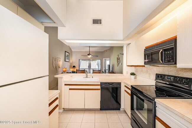 Building Photo - 1089 Country Club Dr