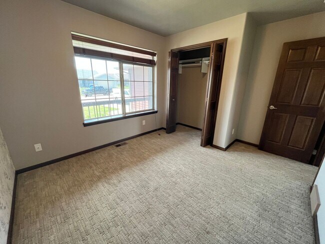 Building Photo - Gorgeous 4 Bed/3 Bath Home in Great Location!