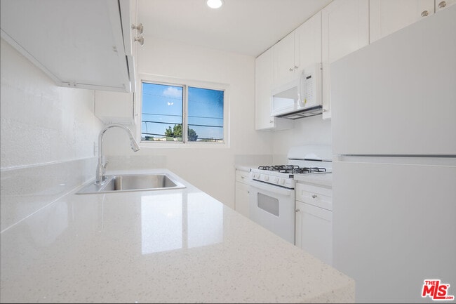 Building Photo - 241 W 84th St