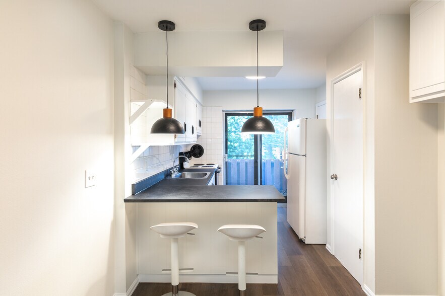 Building Photo - 7951 Royal Arms Ct