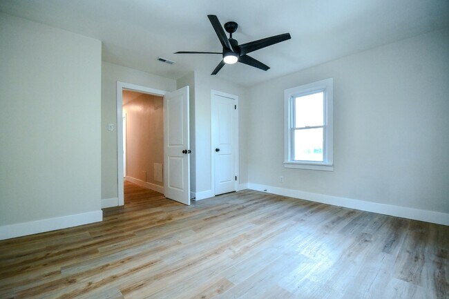 Building Photo - 4126 Sylvan Dr