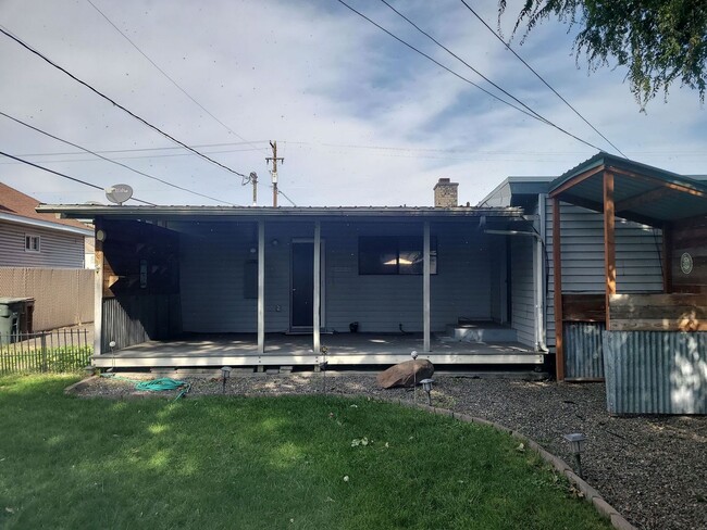 Building Photo - Welcome to this Charming 3 bedroom, 2 bath...