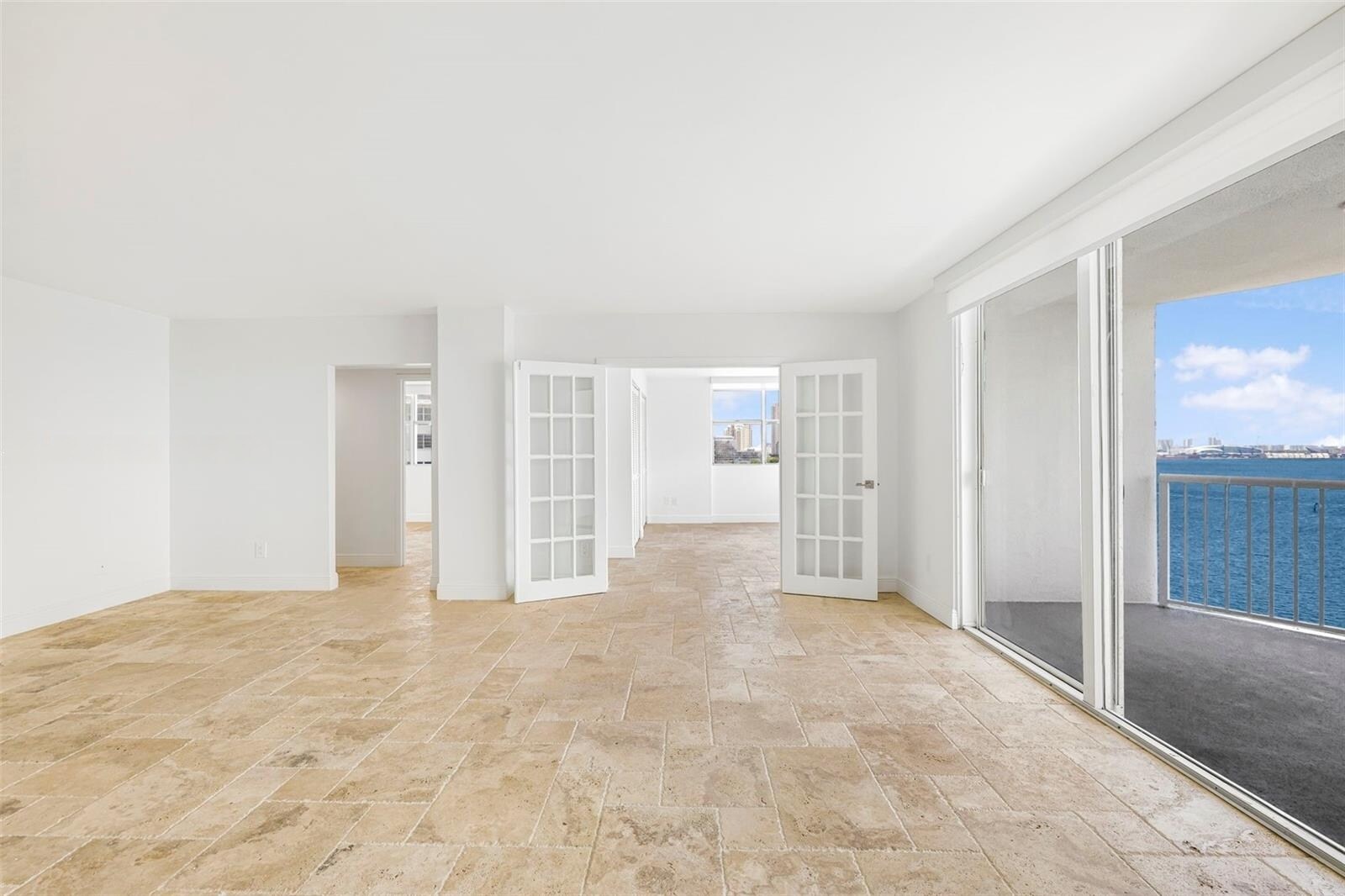 Building Photo - 1420 Brickell Bay Dr