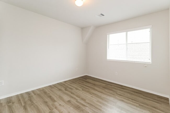 Building Photo - 2743 Madison Ct