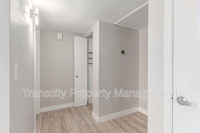 Building Photo - 10610 S 48th St