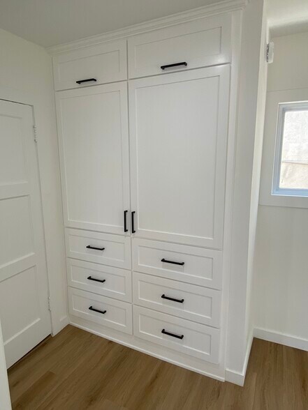 Custom Cabinets - 216 44th St
