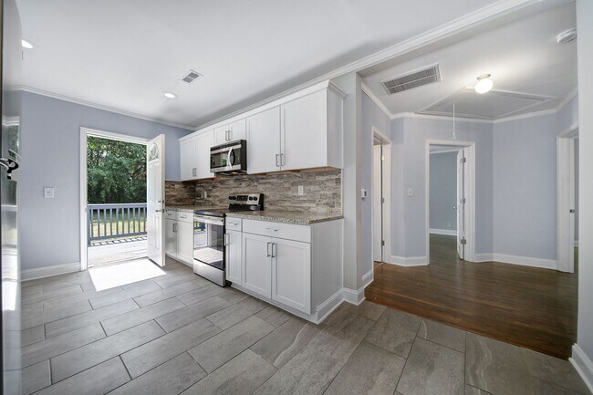 Building Photo - Lovely 2 Bed 1 Bath Bungalow Home in Charl...