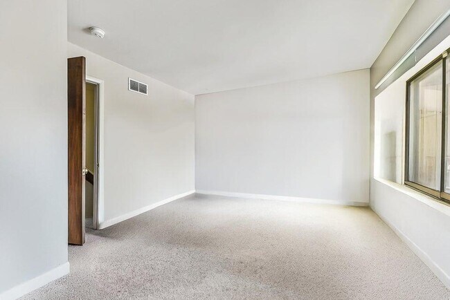 Building Photo - 2553 Meade Ct