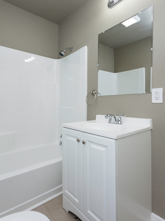 Building Photo - Cozy 3 Bedroom 1 Bathroom- Located near bl...