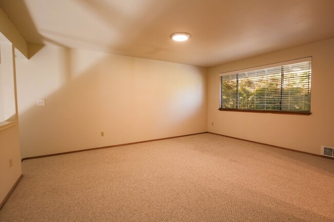 Building Photo - Spacious Langley Condo with Private Rear Y...