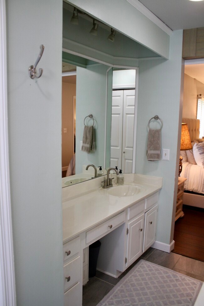 Building Photo - 5064 English Village Dr
