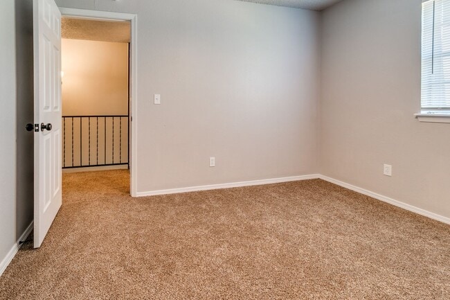 Building Photo - Newly Renovated 2bed 2 bath !Townhome