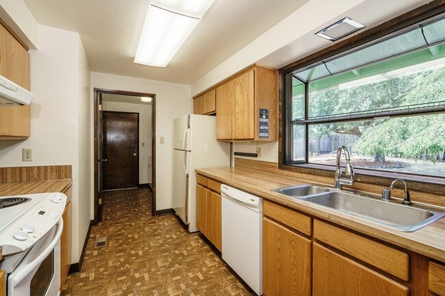 Building Photo - GREAT LOCATION!!! Single Level 3 bedroom 2...