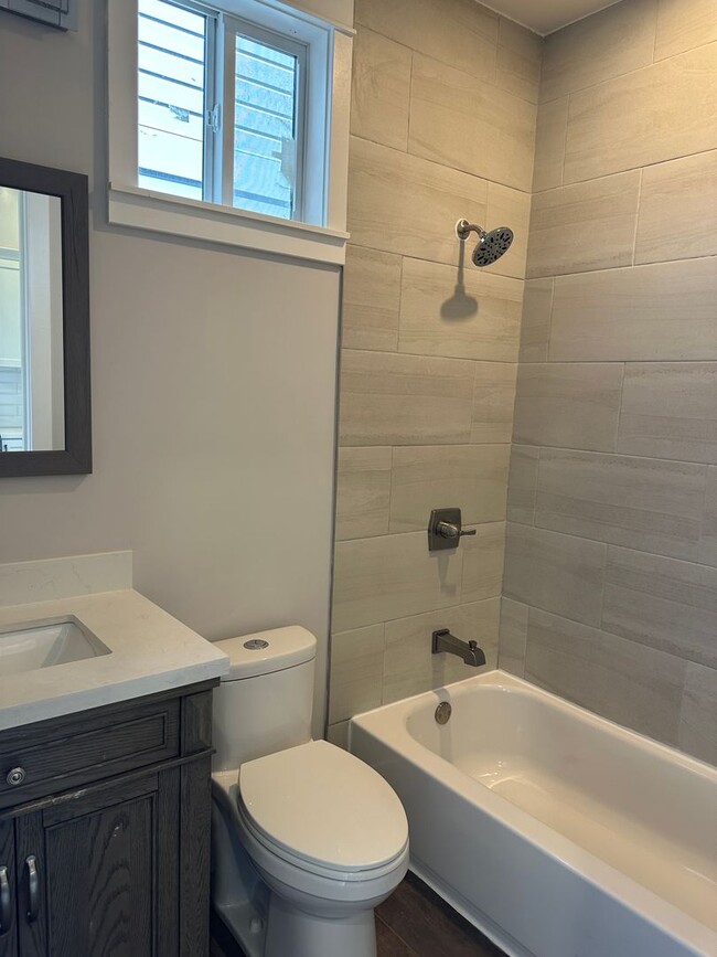 Building Photo - Gorgeous updated 2 bedroom available now!