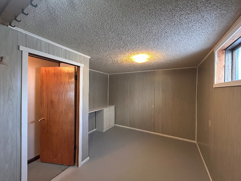 Building Photo - 822 12th St W