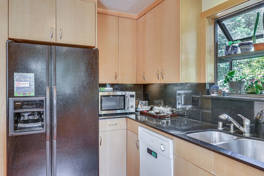 Building Photo - 320 Rim Dr