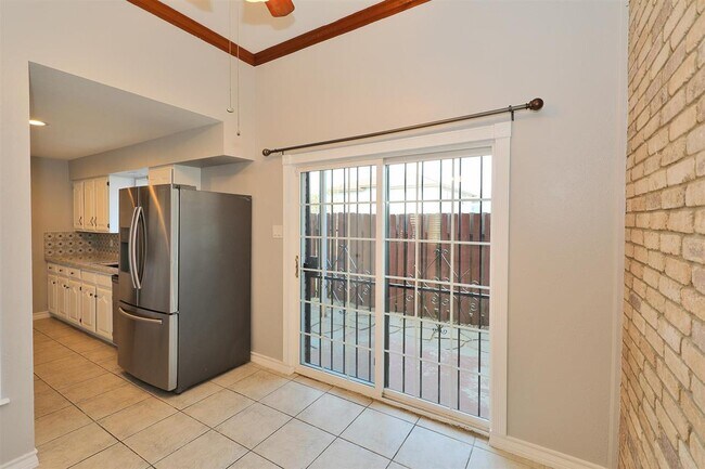 Building Photo - 2600 E San Jose St