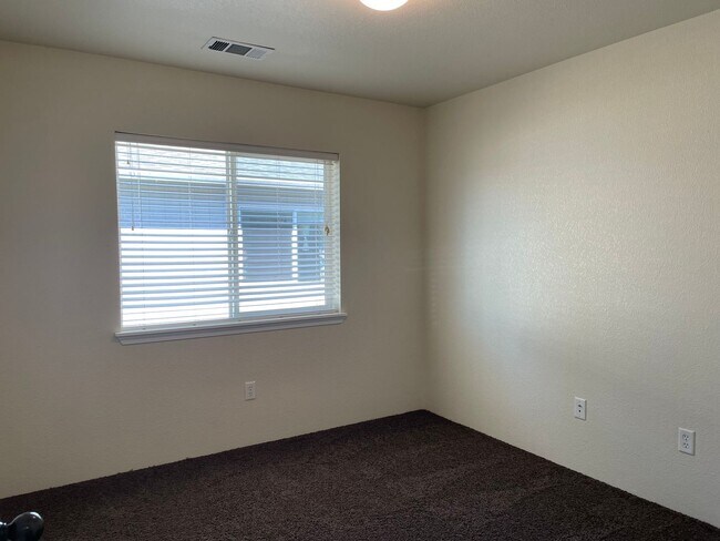 Building Photo - Very Nice 3 Bedroom 2.5 Bathroom Townhome ...