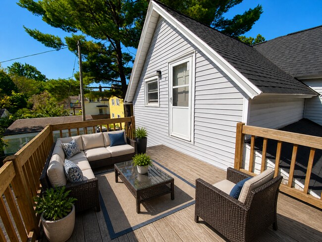 Building Photo - 1 Bed / 1 Bath Upstairs Unit with Private Balcony – Riverside Gardens