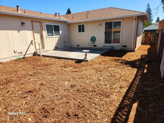 Building Photo - Bright and Cheery 4 bedroom, 2 bathroom ho...