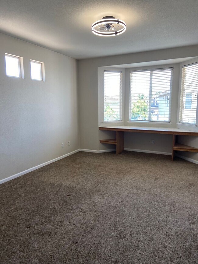 Building Photo - Spacious 4Bdrm, 2.5 bath off Sheldon & Hwy 99