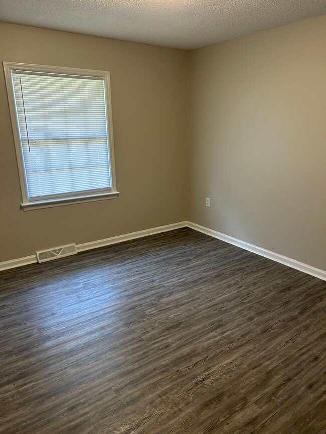 Building Photo - 3 bedroom, two bath home for rent
