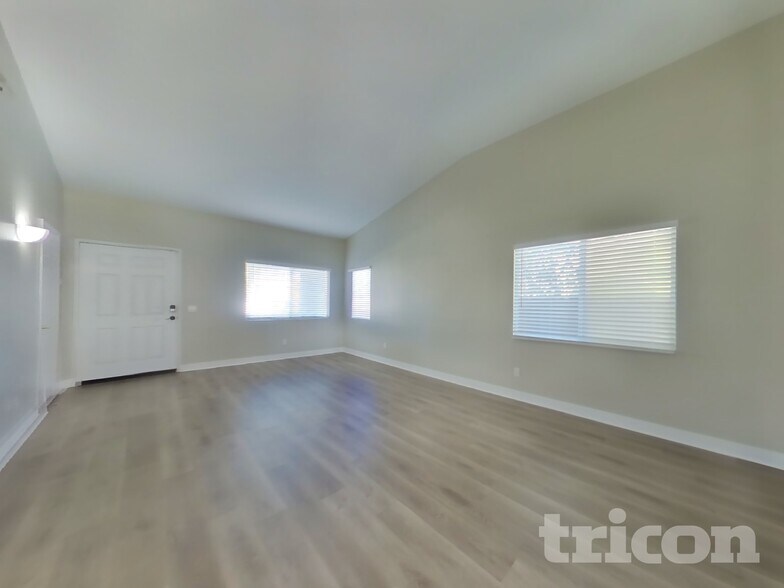 Building Photo - 1346 Woodvale Dr