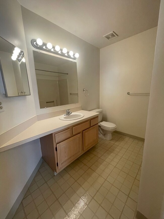 Building Photo - Three Bedroom Two Bath Condo | Laundry, Parking, & Central AC