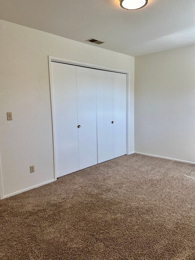 Building Photo - 2 Bedroom 1 Bath Near Downtown Available 8...