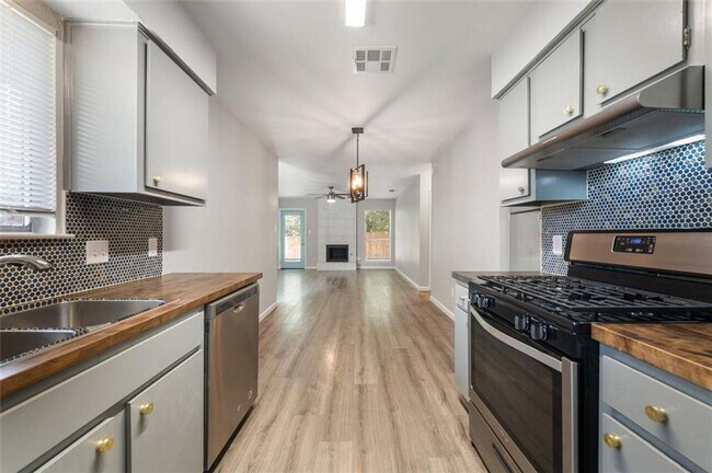 Building Photo - 2404 Burleson Ct