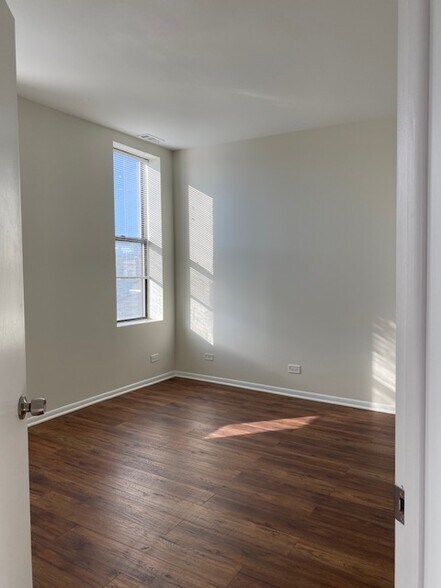 Building Photo - 1461 W Fullerton Ave