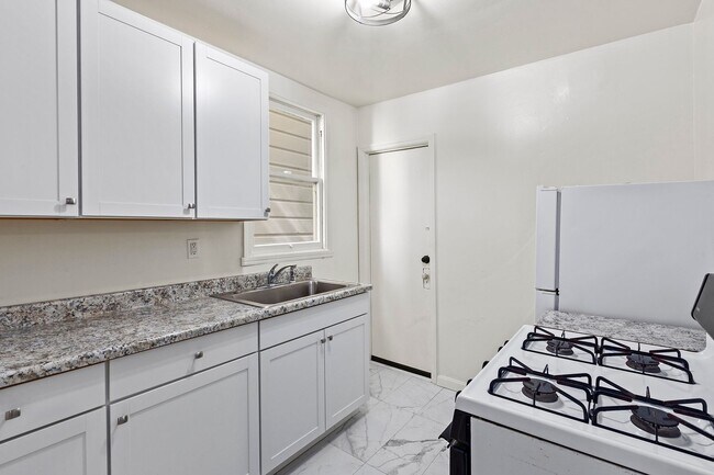 Building Photo - 1809 Oak St