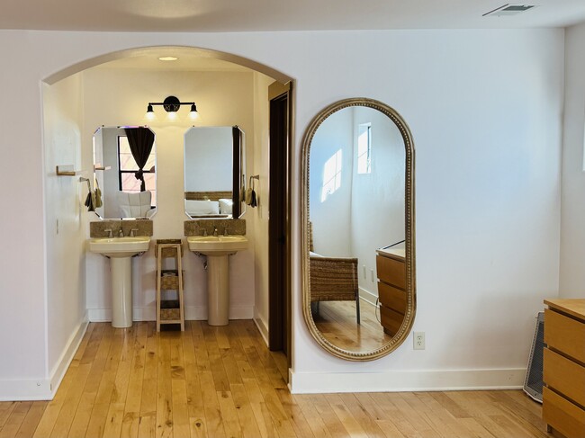 Building Photo - 412 Grove St SE