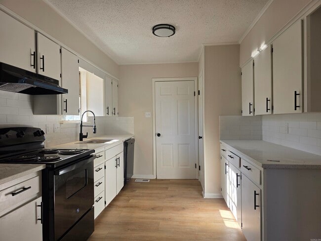 Building Photo - 5505 Crescent Dr