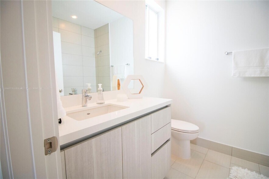 Building Photo - 2465 NE 135th St