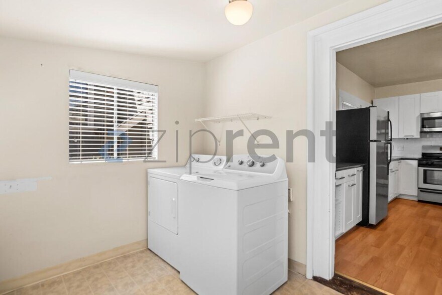 Building Photo - Unit