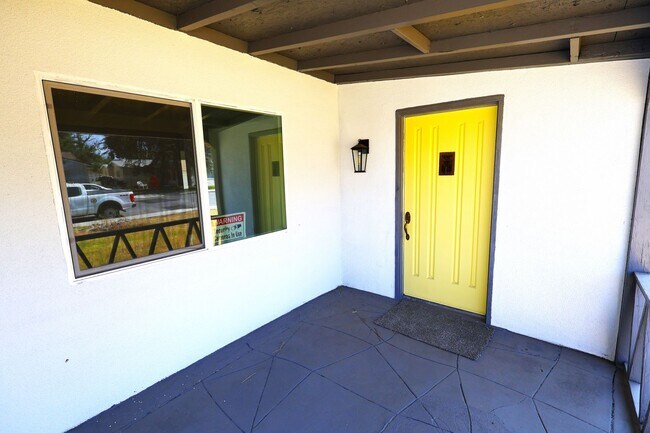 Building Photo - Updated and Stunning 2 Bedroom 1 Bathroom ...