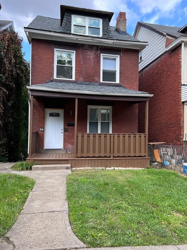 Building Photo - Updated 4BR 1.5 bath home with rear parking!