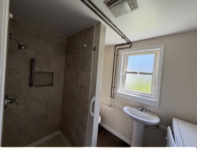 Building Photo - House in Peoria - 2 bedroom, 2 bathroom