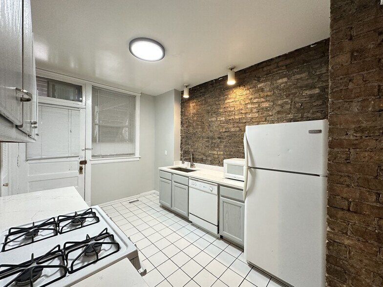 Building Photo - 4118 N Clarendon Ave