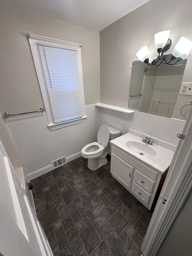 Building Photo - Apartment Available in Village of Liverpool