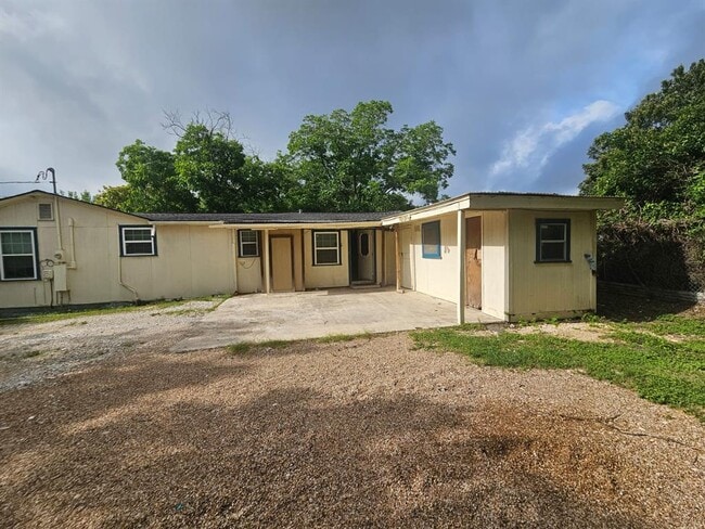 Building Photo - 907 Neches St